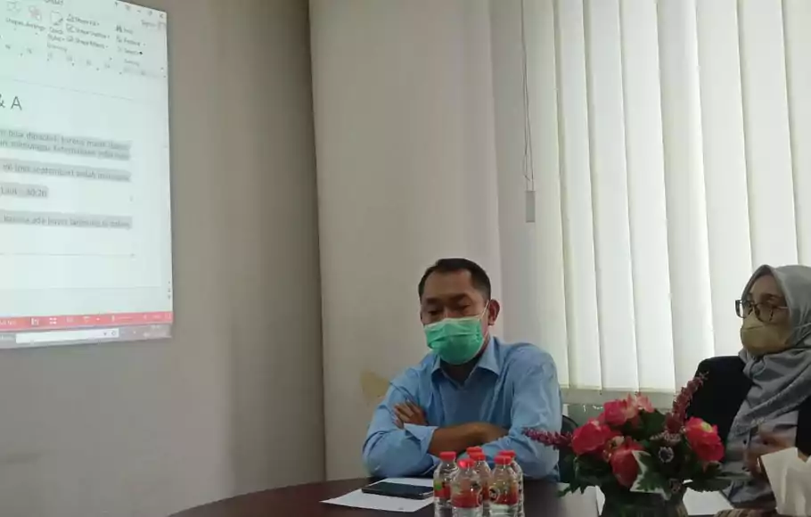 Direktur Utama PT Wahana Pronatural Tbk (WAPO) Artha Lovie Asprilailie dan Direktur Iwan Setiawan saat Public Expose di Surabaya.