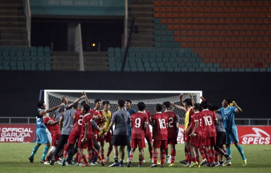 Sejumlah pesepak bola Timnas U-17 Indonesia dan ofisial tim melakukan selebrasi kemenangan setelah mengalahkan Timnas U-17 Uni Emirat Arab dalam laga kualifikasi Grup B Piala Asia U-17 2023 di Stadion Pakansari, Kabupaten Bogor, Jawa Barat, Rabu, 5 Oktober 2022.