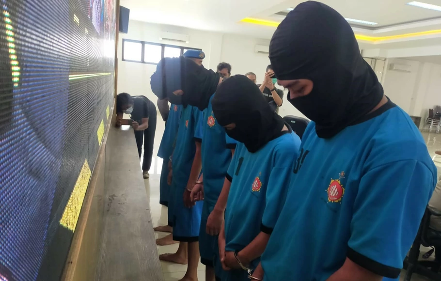 Lima pelaku geng motor ditangkap setelah menganiaya remaja. Mereka diamankan di Mapolres Bogor, Cibinong, Kabupaten Bogor, Kamis 6 Oktober 2022.