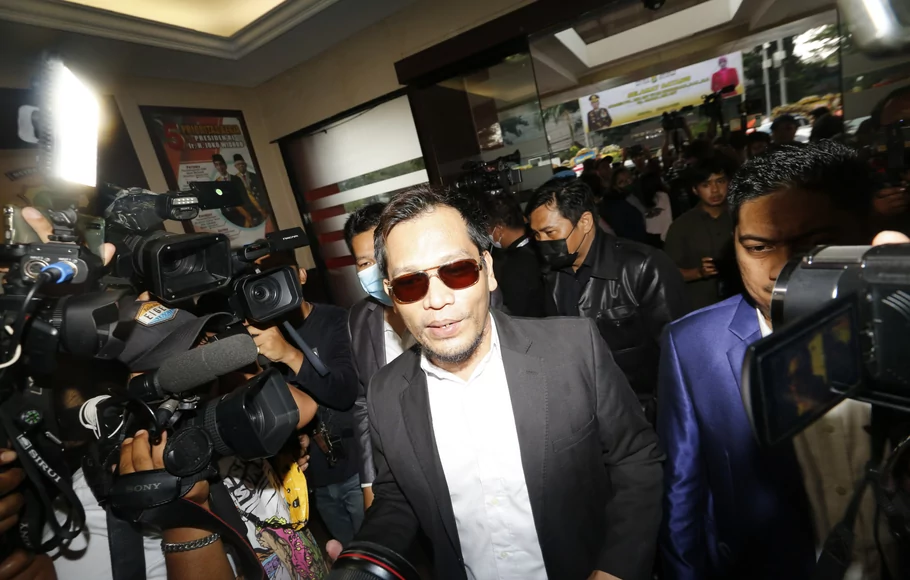 Kuasa Hukum Rizky Billar, Adek Erfil Manurung saat tiba di Polres Jakarta Selatan, Kawasan Kebayoran Baru, Jakarta, Kamis, 6 Oktober 2022.