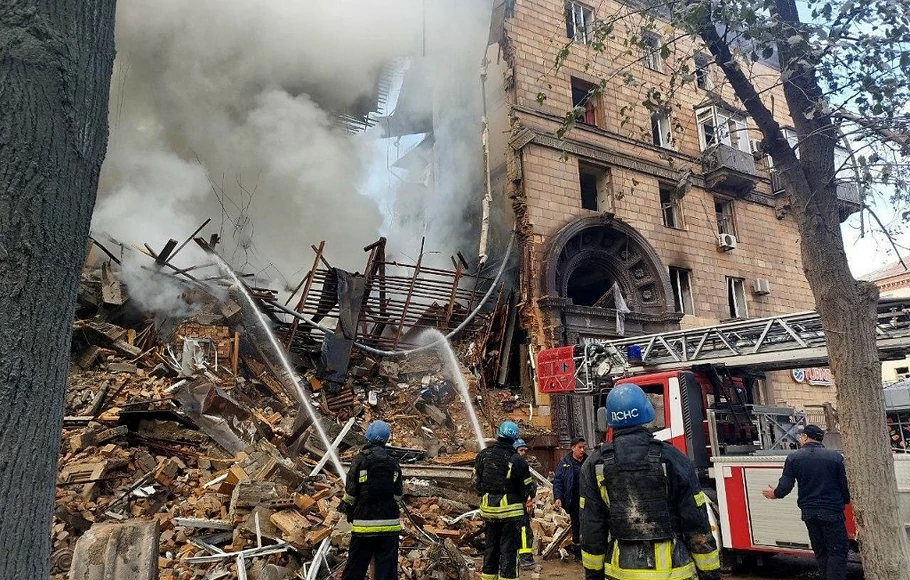 Petugas pemadam kebakaran Ukraina memadamkan api setelah serangan di Zaporizhzhia pada 6 Oktober 2022, di tengah invasi Rusia ke Ukraina.