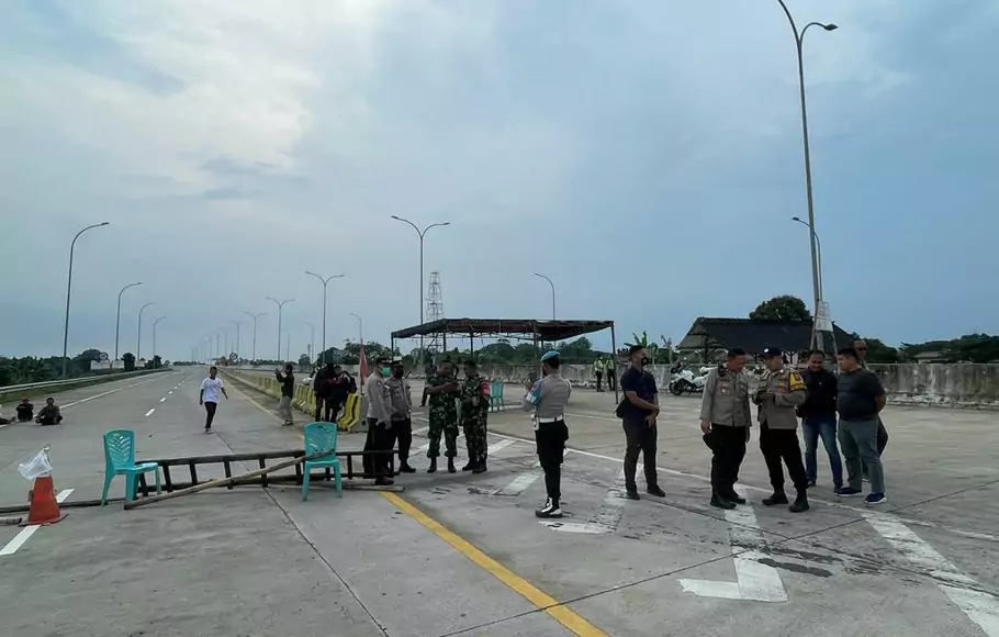 Sengketa lahan dengan pengelola Tol Cimanggis-Cibitung, warga tutup Gerbang Tol Jatikarya, Kota Bekasi, Kamis, 6 Oktober 2022 siang.