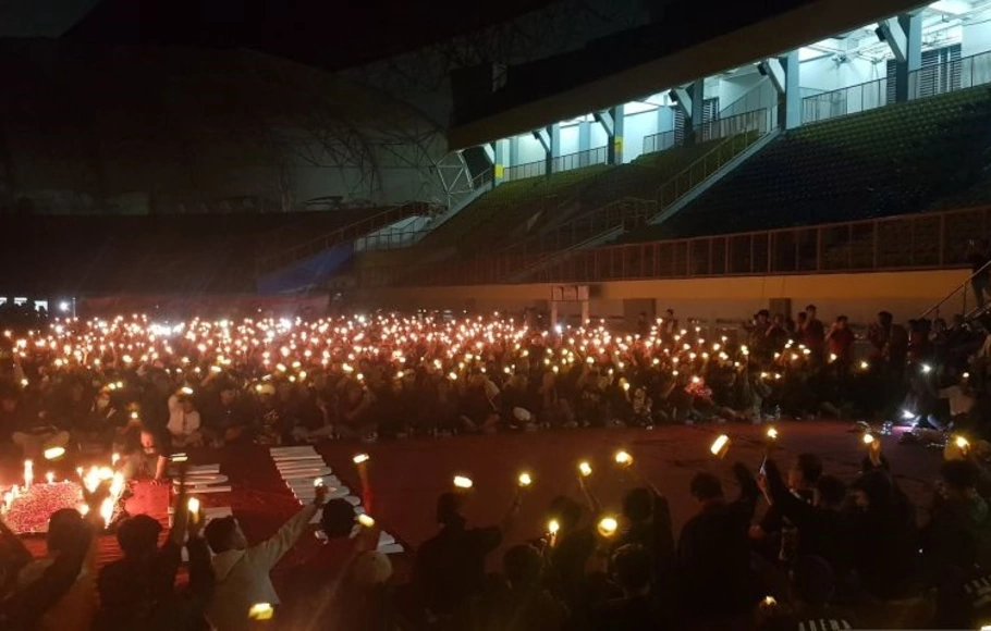 Ratusan pendukung sepak bola di Kabupaten Bekasi, Jawa Barat, menggelar doa bersama sebagai bentuk duka cita atas tragedi Kanjuruhan, Kamis, 6 Oktober 2022, di Stadion Wibawa Mukti.