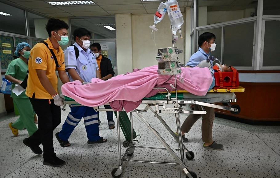 Korban selamat dari penembakan massal di Thailand dibawa ke sebuah rumah sakit di provinsi Nong Bua Lam Phu di timur laut Thailand pada 7 Oktober 2022.