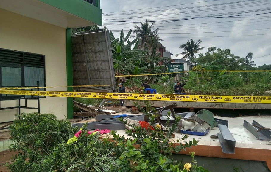 Tembok MtsN 19 Jakarta di Pondok Labu yang roboh akibat diduga karena fondasi bangunan tidak mampu menahan volume air saat banjir.