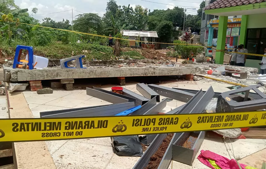 MTsN 19 Jakarta masih dipasangi garis polisi pada Jumat, 7 Oktober 2022 setelah tiga siswa meninggal dunia tertimpa tembok yang roboh karena diterjang banjir kemarin.