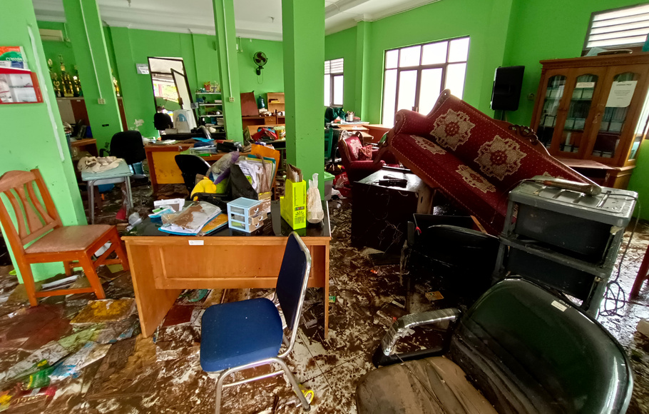 Ruang guru yang porak poranda diterjang banjir di MTsN 19 Cilandak, Jakarta, Jumat, 7 Oktober 2022.