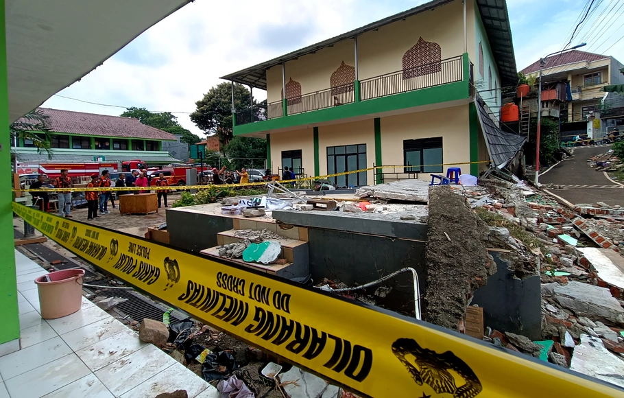 Garis polisi di sisa tembok runtuh yang menewaskan tiga  siswa MTsN 19 Cilandak, di Jakarta, Jumat, 7 Oktober 2022.