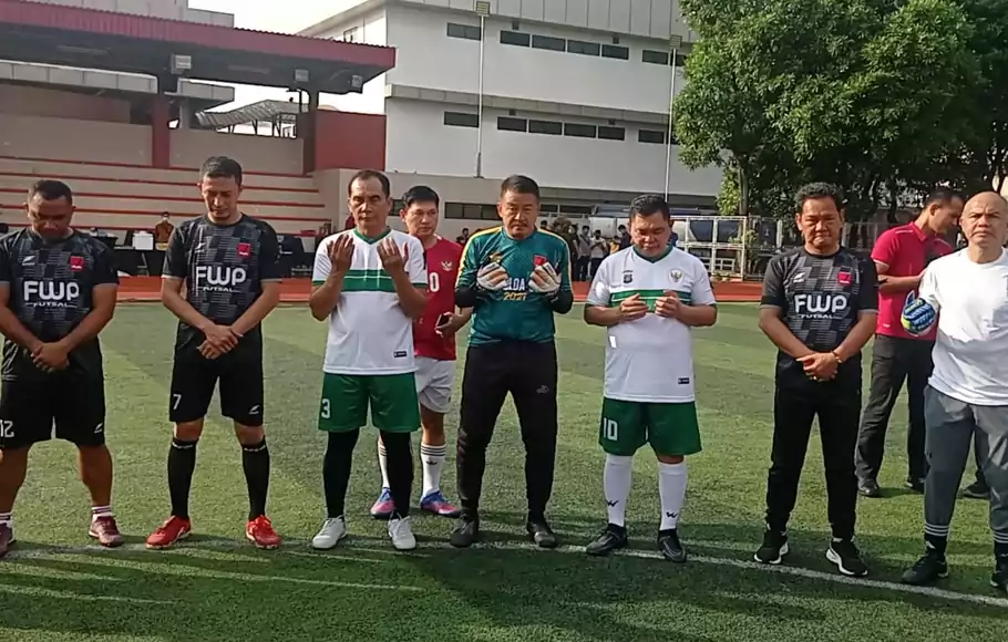 Kapolda Metro Jaya, Irjen Fadil Imran menggelar pertandingan persahabatan sepak bola dan doa bersama untuk tragedi Kanjuruhan di lapangan Presisi Polda Metro Jaya, Jumat, 7 Oktober 2022.