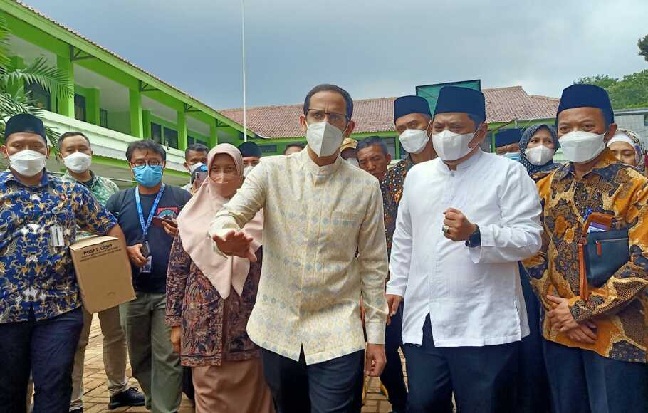 Menteri Pendidikan, Kebudayaan, Riset, dan Teknologi (Mendikbudristek), Nadiem Makarim meninjau MTsN 19 Jakarta, Jumat, 7 Oktober 2022. 