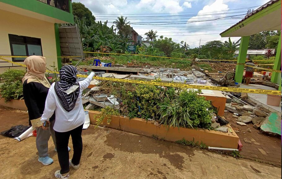 Orang tua siswa melihat reruntuhan tembok yang roboh akibat banjir dan menewaskan tiga siswa di MTsN 19 Cilandak, di Jakarta, Jumat, 7 Oktober 2022.