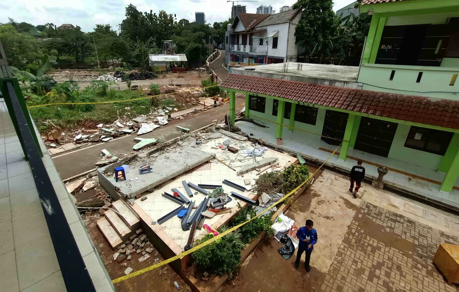 Garis polisi terpasang di bekas reruntuhan tembok yang menewaskan tiga siswa di MTsN 19 Cilandak, di Jakarta, Jumat, 7 Oktober 2022.