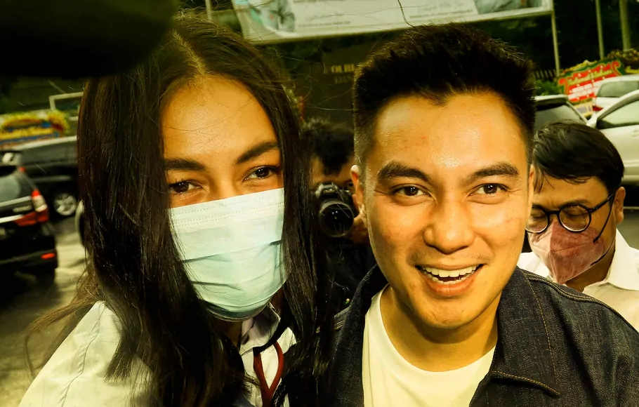 Pasangan artis Baim Wong dan Paula Verhoeven tiba untuk menjalani pemeriksaan di Polres Metro Jakarta Selatan, Jumat 7 Oktober 2022.