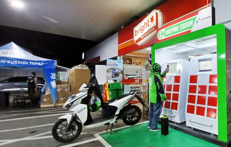 Pengemudi ojek daring mengganti baterai sepeda motor listrik di Stasiun Penukaran Baterai Kendaraan Listrik Umum (SPBKLU) di SPBU Pertamina, Jalan Cipete, Jakarta, Jumat 7 Oktober 2022.