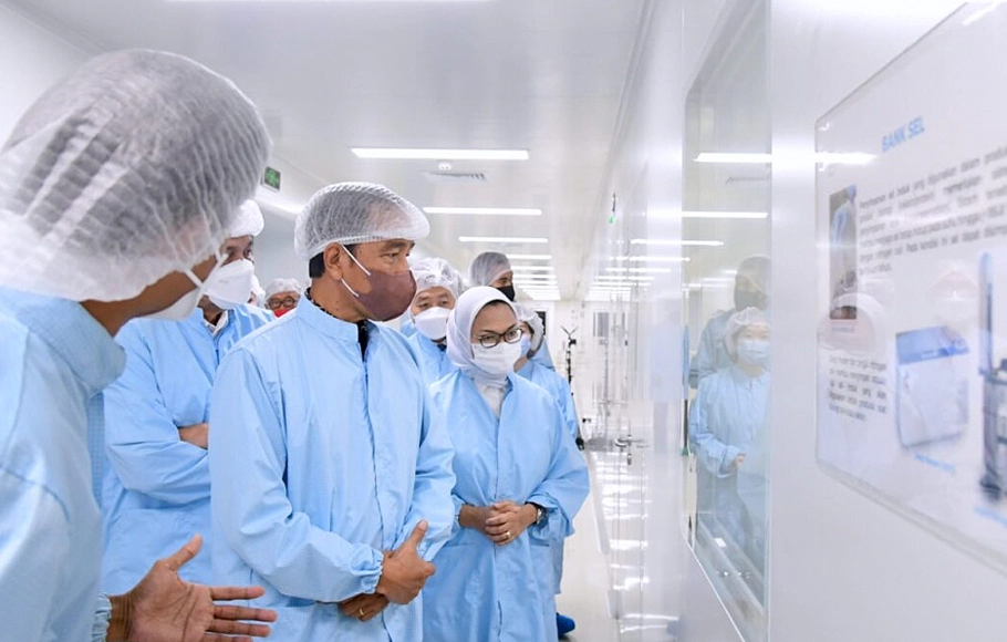 Presiden Joko Widodo meninjau fasilitas pabrik biofarmasi PT Etana Biotechnologies Indonesia di Kawasan Industri Pulogadung (JIEP), Jakarta.