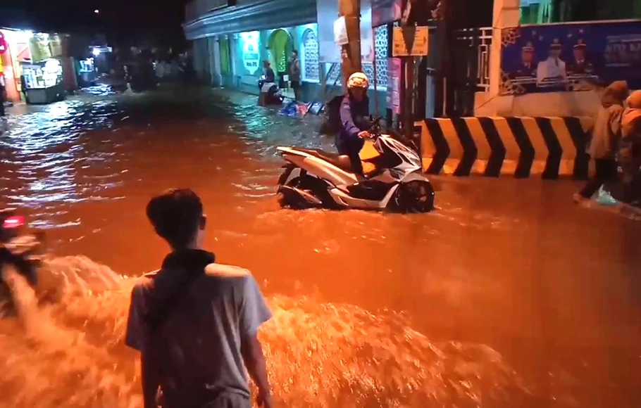 Banjir di sepanjang Jalan Raya Sawangan, Jumat, 7 Oktober 2022, membuat puluhan kendaraan mogok.
