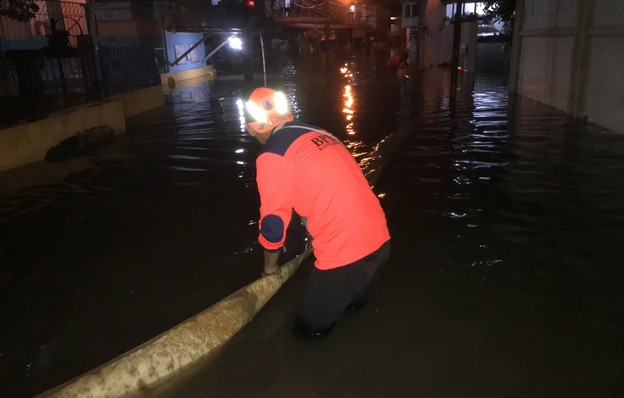 Petugas mengoperasikan pompa tambahan menyedot banjir di Perumahan Dosen IKIP, Kecamatan Jatiasih, Kota Bekasi pada Jumat, 7 Oktober 2022 malam.
