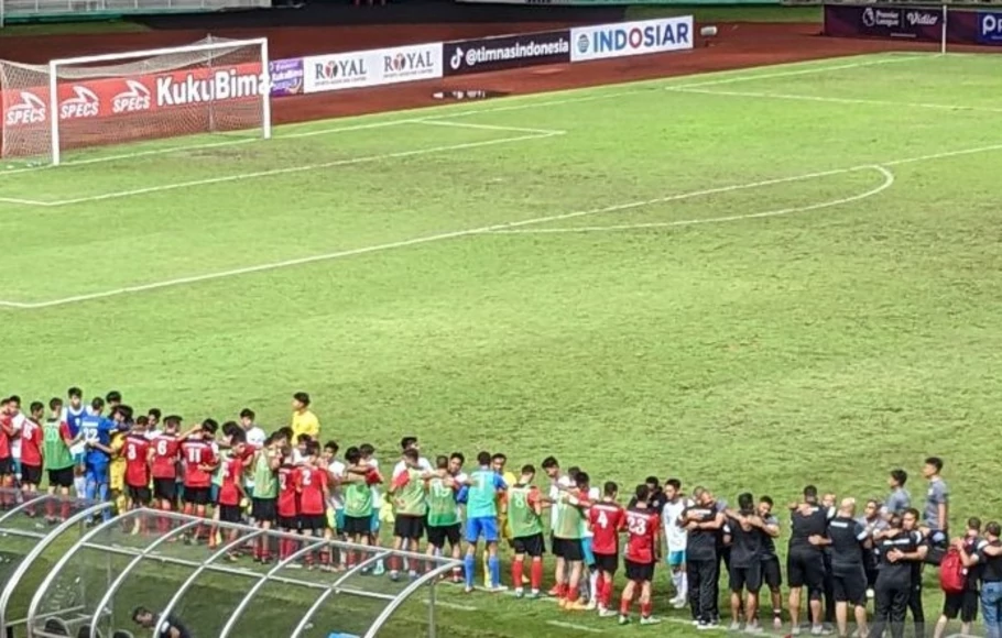 Tim nasional U-17 Indonesia dan Palestina berpelukan seusai pertandingan di Grup B Kualifikasi Piala Asia U-17 2023 di Stadion Pakansari, Cibinong, Pakansari, Jumat 7 Oktober 2022. 