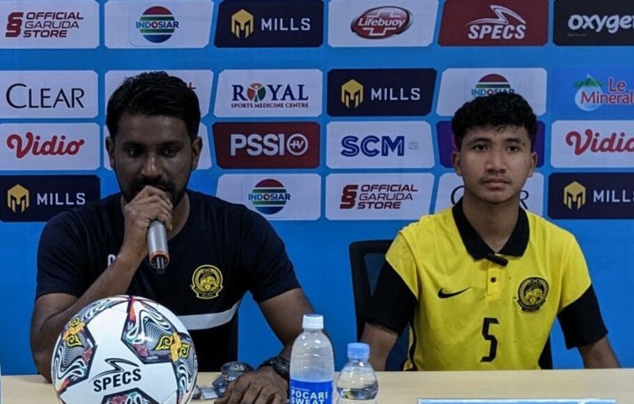 Pelatih tim nasional U-17 Malaysia Osmera bin Omaro (kiri) dan kapten skuadnya Muhammad Danish Darus memberikan pernyataan kepada media seusai laga Grup B Kualifikasi Piala Asia U-17 2023 melawan Uni Emirat Arab, yang mereka menangi dengan skor 3-2, di Stadion Pakansari, Cibinong, Bogor, Jumat 7 Oktober 2022.