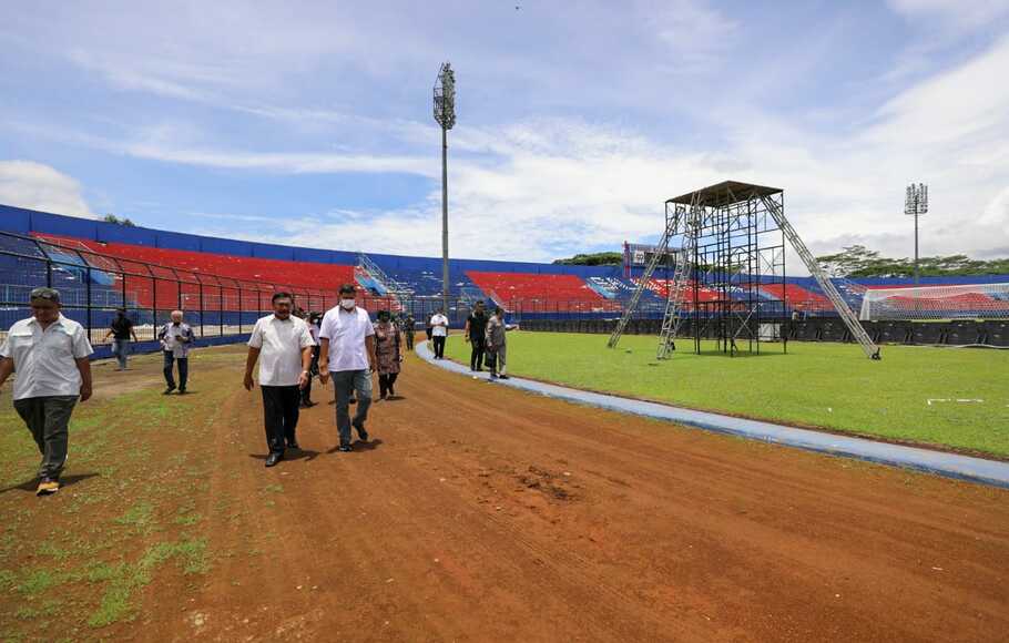 Tim Gabungan Independen Pencari Fakta (TGIPF) Tragedi Kanjuruhan melihat langsung Stadion di Malang, Jawa Timur, Sabtu 8 Oktober 2022.