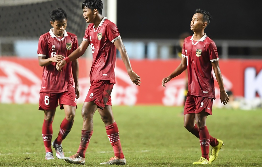 Ekspresi dari pemain Timnas U-17 Indonesia Arkhan Kaka Putra (tengah) usai kalah melawan Malaysia dalam laga Grup B Kualifikasi Piala Asia U-17 2023 di Stadion Pakansari, Cibinong, Kabupaten Bogor, Jawa Barat, Minggu, 9 Oktober 2022. Timnas U-17 Indonesia dikalahkan Malaysia dengan skor 1-5. 