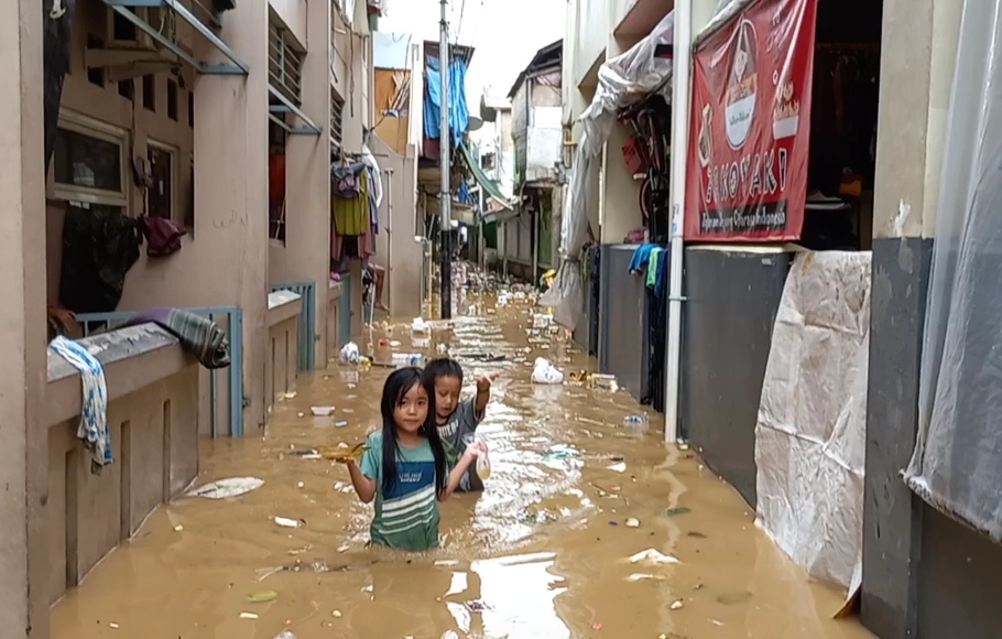Situasi banjir di Jalan Kebon Pala, Kelurahan Kampung Melayu, Jakarta Timur, Senin (10/10/2022).
