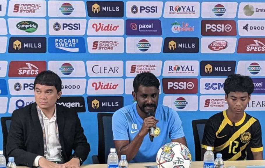 Pelatih Timnas U-17 Malaysia Osmera bin Omaro (tengah) dan Penyerang Timnas U-17 Malaysia Muhammad Anjasmirza (kanan).
