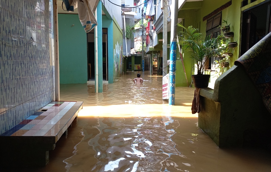 Jalan Kebon Pala II, Kelurahan Kampung Melayu, Jakarta Timur, digenangi banjir pada Rabu 12 Oktober 2022 pagi.