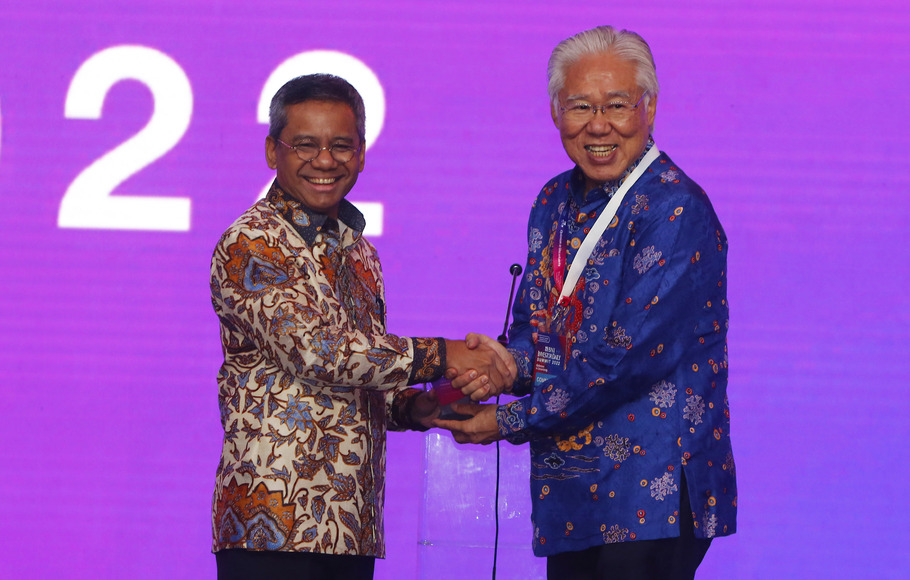 Wakil Menteri Keuangan Suahasil Nazara (kiri) dan Executive Chairman B Universe Enggartiasto Lukita saat Investor Daily Summit 2022, di Jakarta, Rabu, 12 Oktober 2022.