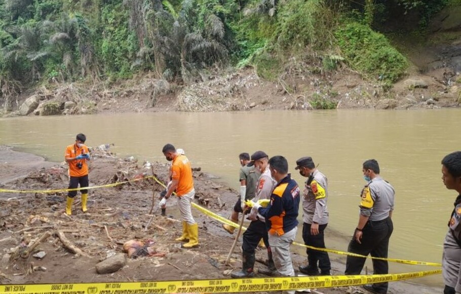 Petugas melakukan olah tempat kejadian perkara penemuan jasad di pinggir sungai, Kecamatan Cineam, Kabupaten Tasikmalaya, Jawa Barat, Rabu 12 Oktober 2022. (