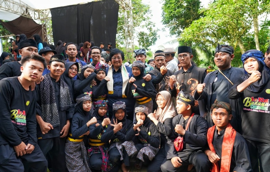 Menteri Lingkungan Hidup dan Kehutanan (LHK) Siti Nurbaya (paling tengah) pada acara puncak 42 tahun Walhi sekaligus peluncuran Akademi Ekologi Walhi, di Training Center Walhi di Kecamatan Caringin, Kabupaten Bogor, Jawa Barat, Sabtu, 15 Oktober 2022.