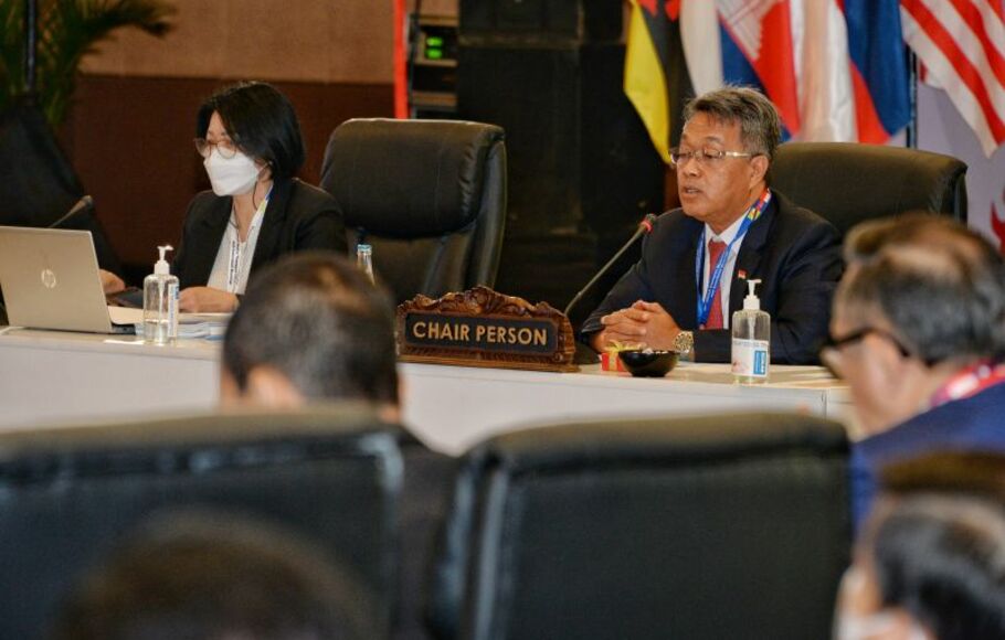 Sekretaris Jenderal Kementerian Perhubungan Novie Riyanto (kanan) saat memimpin 54th ASEAN Senior Transport Officials Meeting and Associated Meetings (STOM) di Bali, pada Sabtu (15/10/2022).