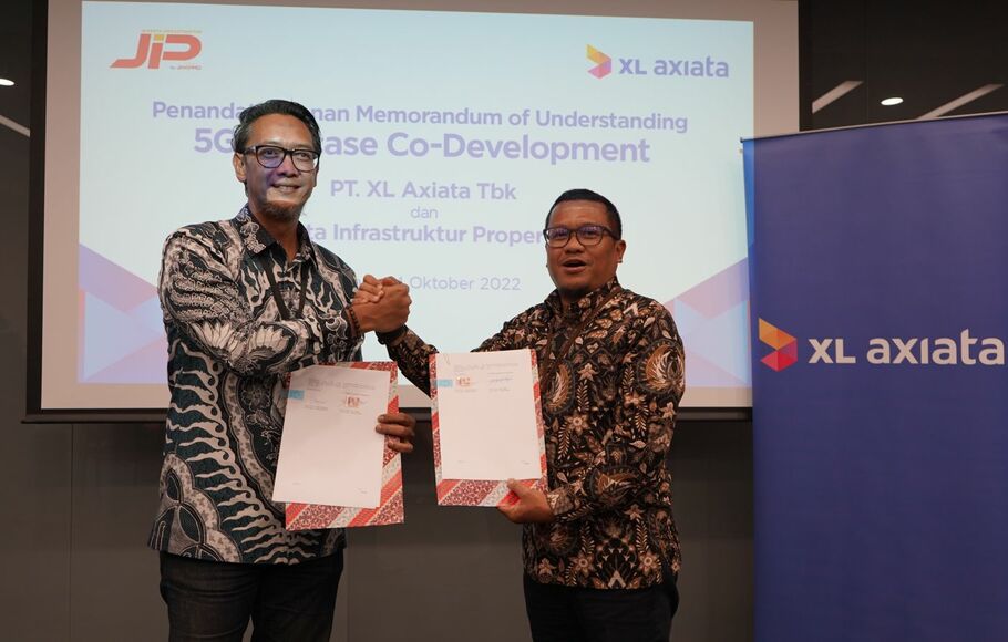  Chief Enterprise & SME Officer XL Axiata Feby Sallyanto (kanan), bersama Direktur Utama PT Jakarta Infrastruktur Propertindo Araf Anbiya (kiri), dalam seremoni penandatanganan nota kesepahaman kerja sama penelitian dan pengembangan 5G use case berbasis artificial intelligent (AI) dan internet of things (IoT).