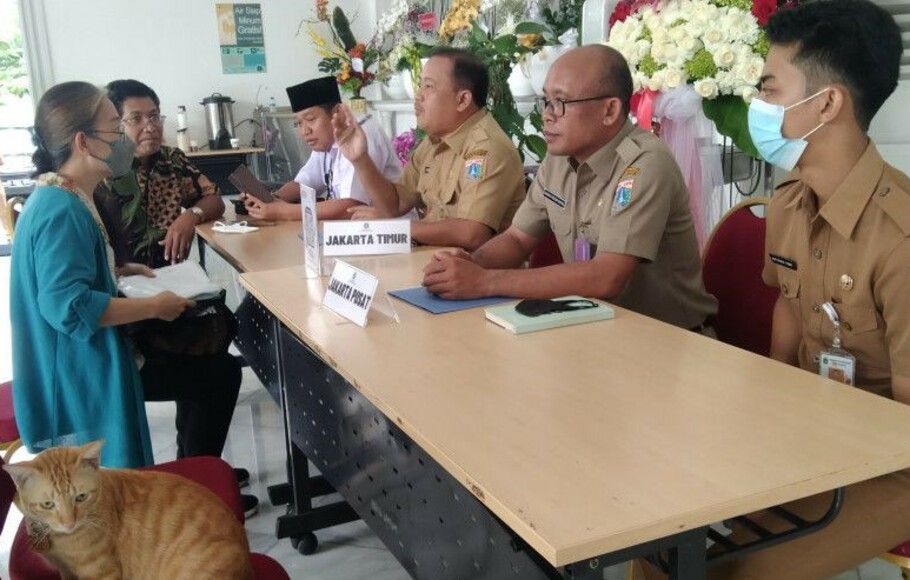 Warga mengadukan sejumlah persoalan melalui posko pengaduan masyarakat yang dibuka kembali di Pendopo Balai Kota Jakarta, Selasa 18 Oktober 2022. 