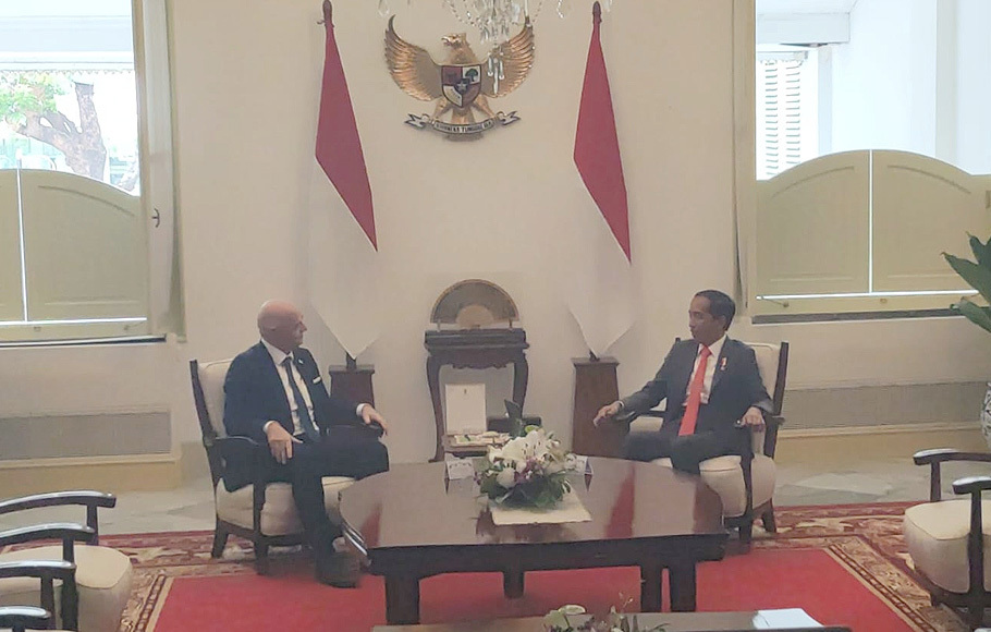 Presiden Joko Widodo (kanan) berbincang dengan Presiden FIFA Gianni Infantino saat pertemuan di Istana Merdeka, Selasa, 18 Oktober 2022.