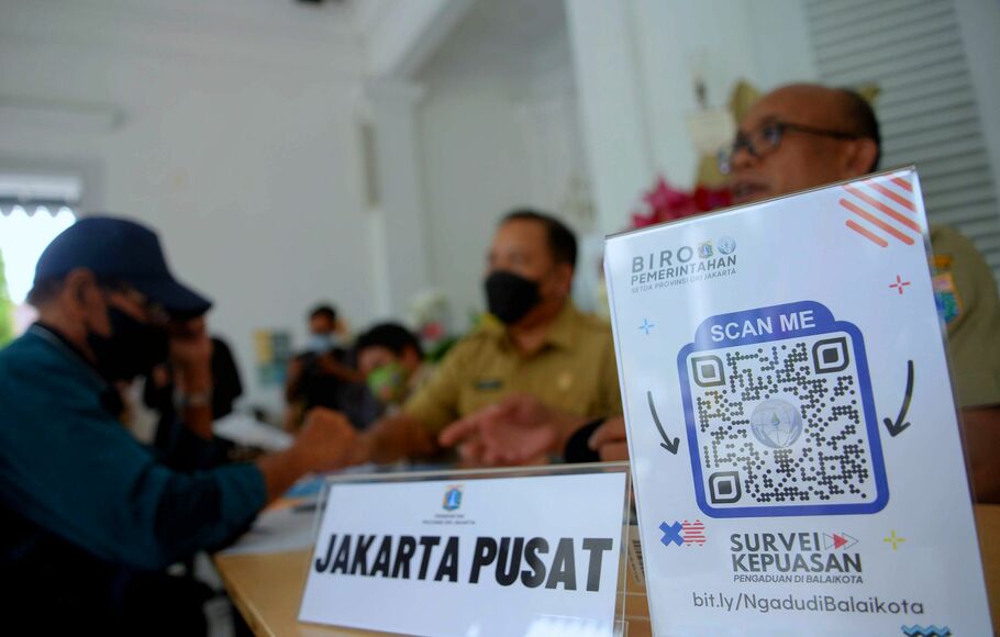 Petugas melayani warga yang melapor di Posko Pengaduan Masyarakat, di depan Pendopo Balai Kota DKI Jakarta, Jakarta, Selasa, 18 Oktober 2022.