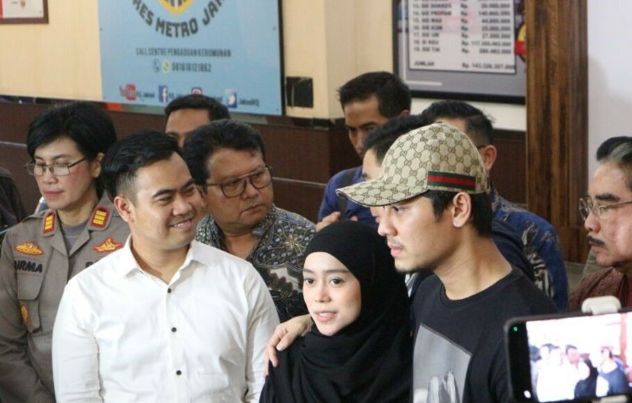Pasangan artis Lesti Kejora-Rizky Billar memberikan keterangan kepada media terkait perdamaian keduanya dalam kasus kekerasan dalam rumah tangga (KDRT), di Polres Metro Jakarta Selatan, Selasa 18 Oktober 2022. 