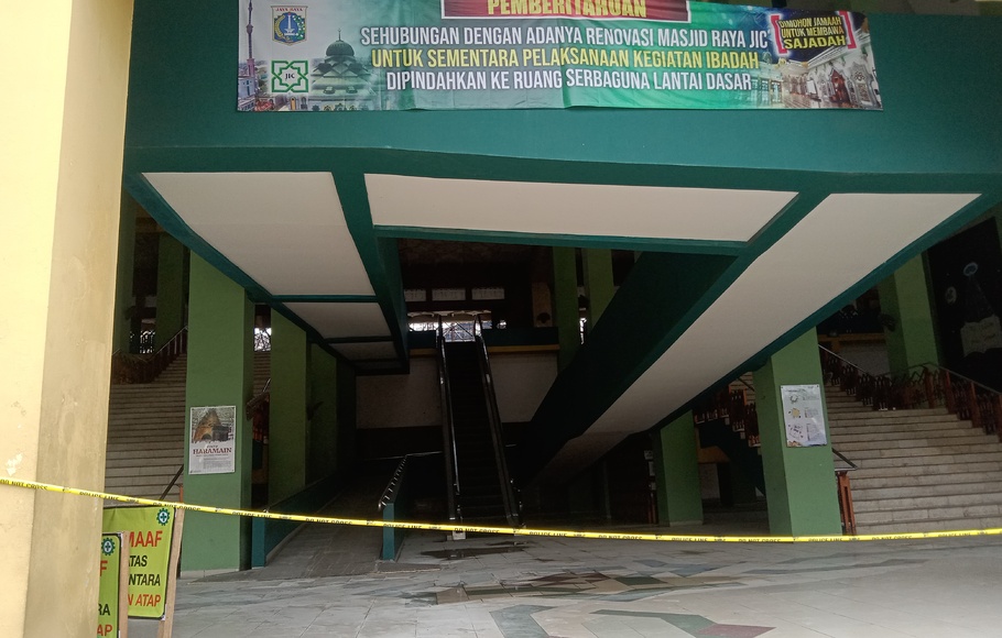 Kondisi terkini Jakarta Islamic Center usai kebakaran yang terjadi pada Rabu, (19/10/2022), tampak masjid dijaga ketat oleh polisi dan Satpol PP.
