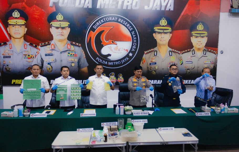 Tim Bea Cukai Bandara Soekarno-Hatta bekerja sama dengan Ditresnarkoba Polda Metro Jaya, berhasil mengungkap penyelundupan kokain seberat 1,2 kg dengan modus ditelan (swallow) serta mengamankan tersangka berinisial EAM (39) asal Peru.