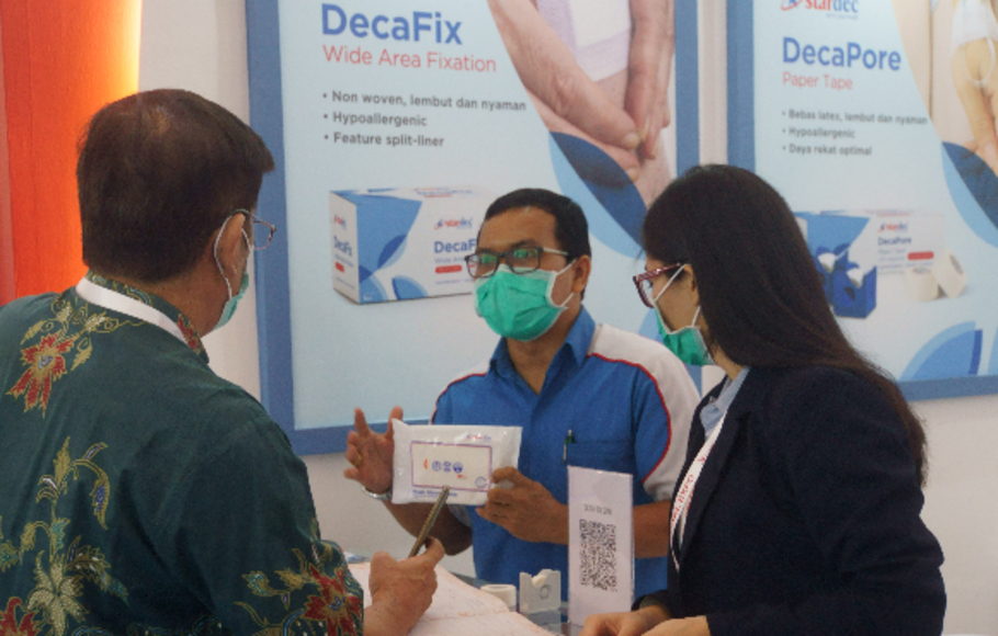 Pengunjung Hospital Expo 2022 mendapatkan informasi terkait kualitas produk alat kesehatan dalam negeri pada booth Stardec yang dipasarkan oleh PT Djembatan Dua.