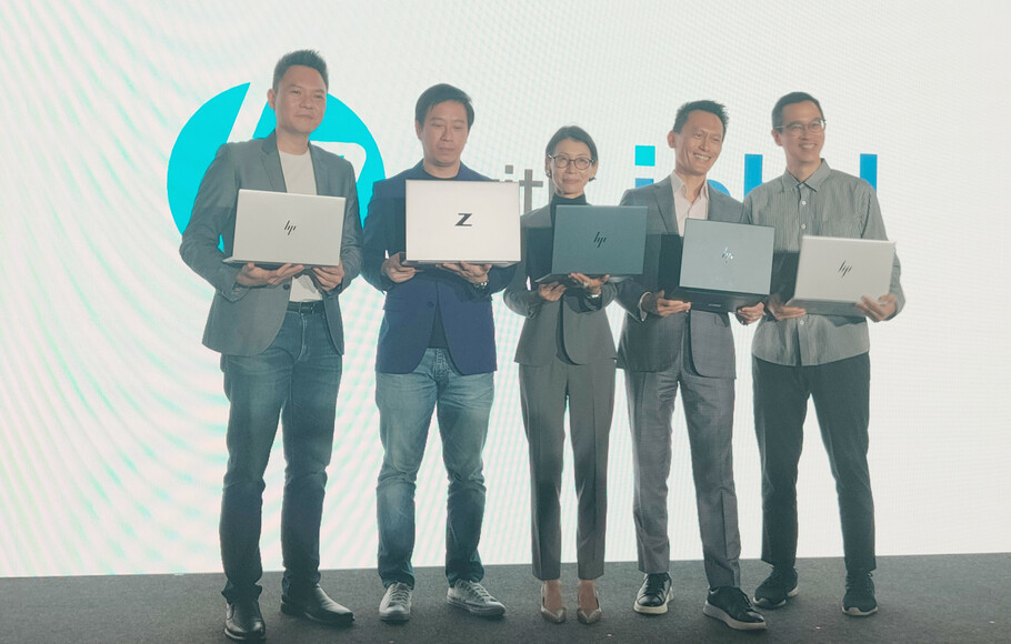 HP Indonesia memperkenalkan empat perangkat terbaru yang ditujukan untuk pekerja hybrid yaitu HP Elite Dragonfly G3, HP ZBook G9, HP EliteBook G9, dan HP ProBook G9, di Jakarta, 21 Oktober 2022.