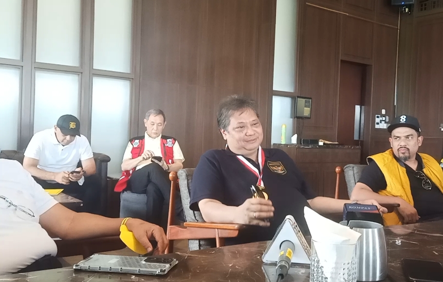Ketua Umum Partai Golkar Airlangga Hartarto saat bincang-bincang dengan wartawan di The Brassey Club House Pantai Indah Kapuk (PIK), Jakarta, Sabtu, 22 Oktober 2022.