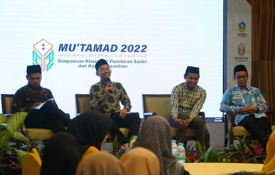 Simposium Khazanah Pemikiran Santri dan Kajian Pesantren membahas salah satunya mengenai penerapan hukum Islam di Indonesia, seperti apa?