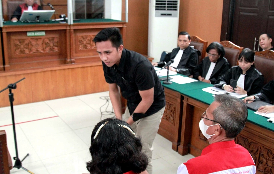 Terdakwa kasus pembunuhan Brigadir Yoshua, Richard Eliezer Pudihang Lumiu (kedua kiri) meminta maaf kepada orang tua korban Samuel Hutabarat (kanan) dan Rosti Simanjuntak (kedua kanan) sebelum mengikuti sidang lanjutan di PN Jakarta Selatan, Jakarta, Selasa 25 Oktober 2022. 