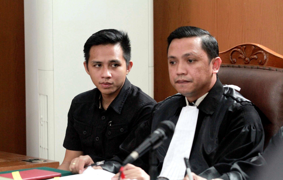 Terdakwa kasus pembunuhan Brigadir Yosua, Richard Eliezer Pudihang Lumiu (kiri), bersama kuasa hukumnya Ronny Talapessy mengikuti sidang lanjutan di PN Jakarta Selatan, Jakarta, Selasa 25 Oktober 2022.