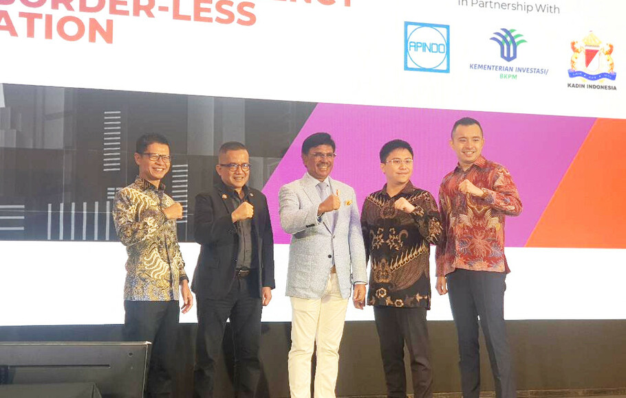 Menteri Komunikasi dan Informatika, Johnny G Plate (tengah) dalam acara Indonesia Cybersecurity Conference 2022 di Jakarta, Rabu, 26 Oktober 2022.