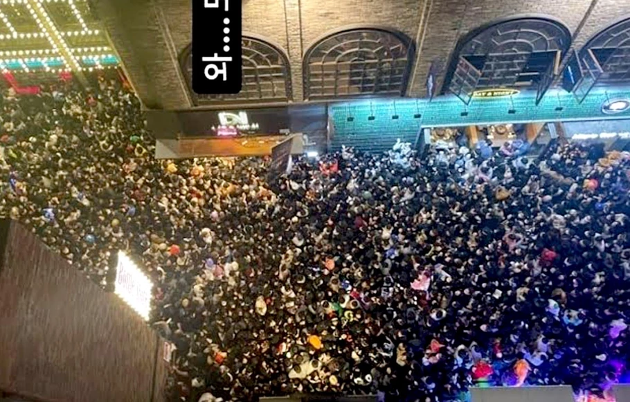 Kerumunan massa berdesak-desakan saat perayaan Halloween di Itaewon, Seoul, Korsel, Sabtu, 29 Oktober 2022 malam waktu setempat.
