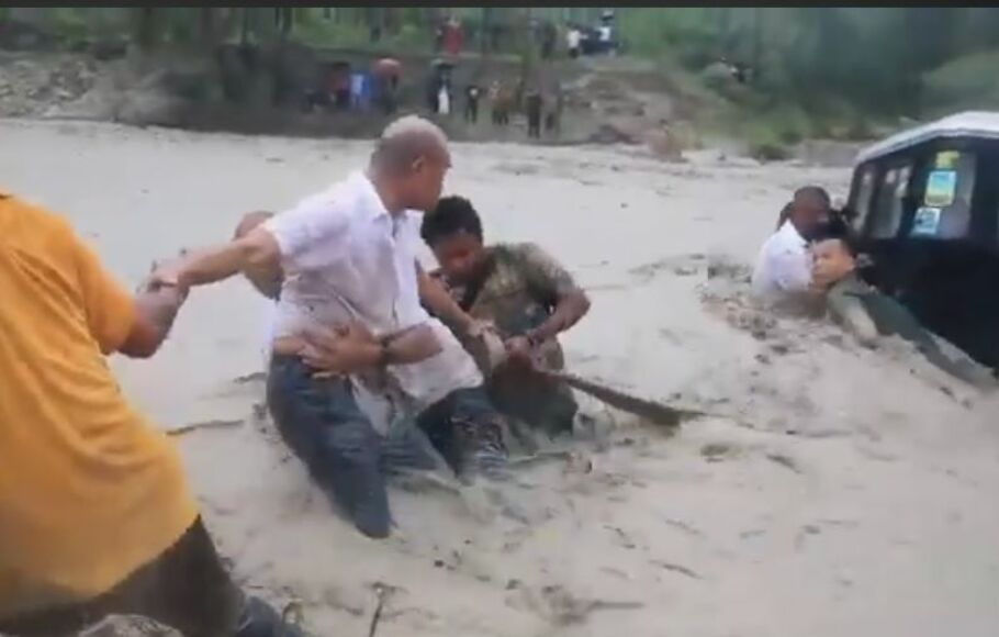 Gubernur NTT Viktor Laiskodat bersama ajudannya berusaha menyelamatkan warga yang terseret banjir di Sungai Oelafenu, Desa Supul, Kecamatan Kuatnana, Kabupaten Timor Tengah Selatan, Senin 31 Oktober 2022.
