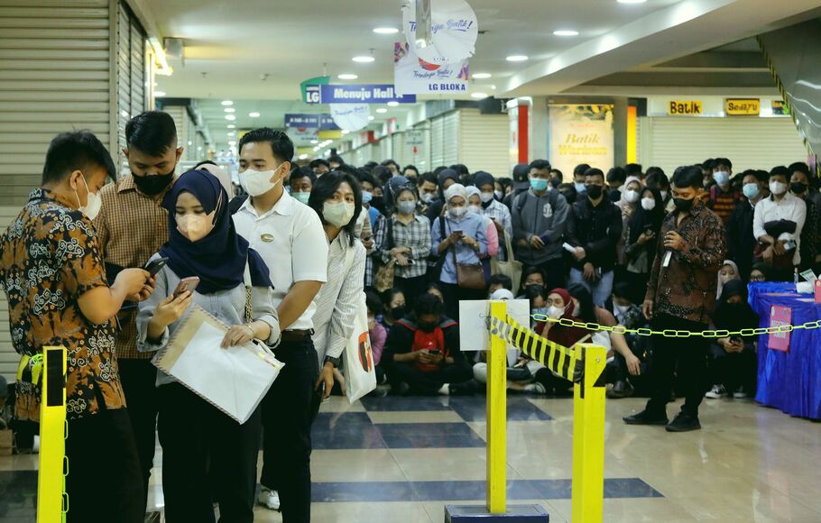 Ratusan orang pencari kerja antri untuk melamar pekerjaan di Pameran Bursa Kerja atau job fair di Mangga Dua Square, Jakarta Utara, Selasa 1 November 2022.