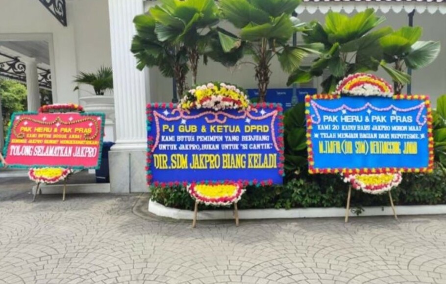 Karangan bunga di halaman Pendopo Balai Kota DKI Jakarta di Jl Medan Merdeka Selatan, Jakarta Pusat, Selasa 1 November 2022.
